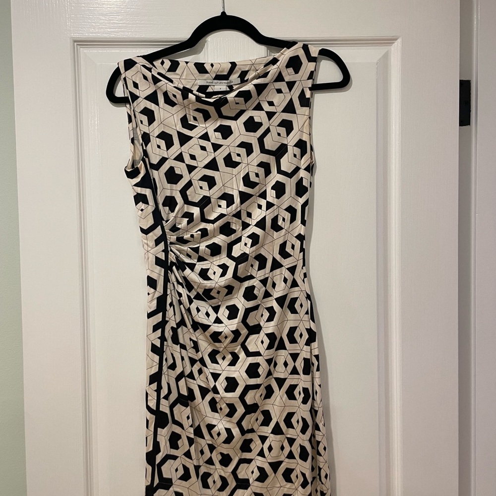 Diane Von Furstenberg classic geometric print black and white dress, size 2